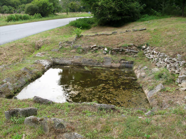 Lavoir (à l'abandon) sur le côté Nord de la route départementale D 15 - Saint-Sulpice-le-Dunois (23800) - Creuse