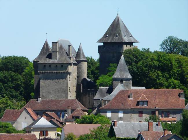 Le bourg de Badefols-d'Ans, dominé par son château - Badefols-d'Ans (24390) - Dordogne