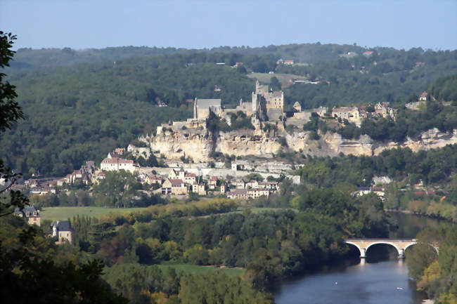 Le château de Beynac, surplombant le village - Beynac-et-Cazenac (24220) - Dordogne