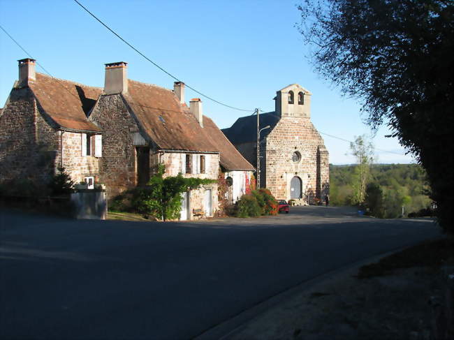 Le village et l'église de Boisseuilh - Boisseuilh (24390) - Dordogne