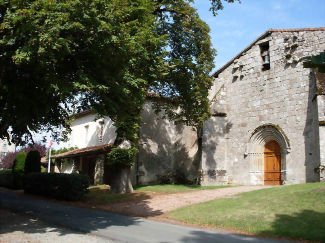L'église du Bourdeix et à gauche, la mairie - Le Bourdeix (24300) - Dordogne