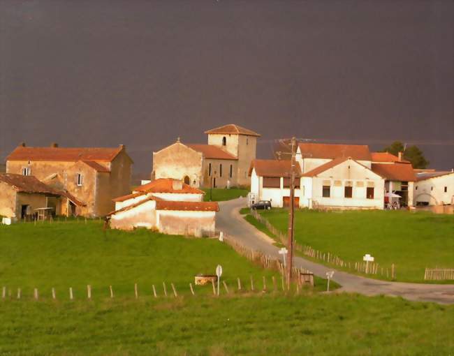Le village de Breuilh sous un ciel d'orage - Breuilh (24380) - Dordogne