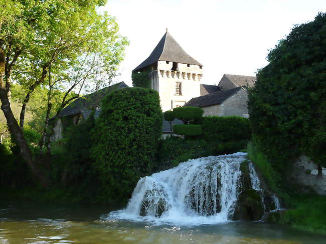Cascade du Coly en contrebas du donjon du château - Condat-sur-Vézère (24570) - Dordogne