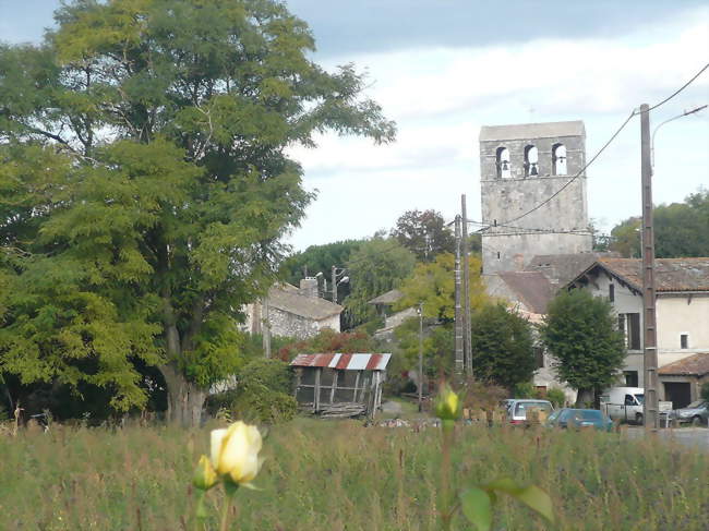 Vue sur l'église de Conne-de-Labarde - Conne-de-Labarde (24560) - Dordogne