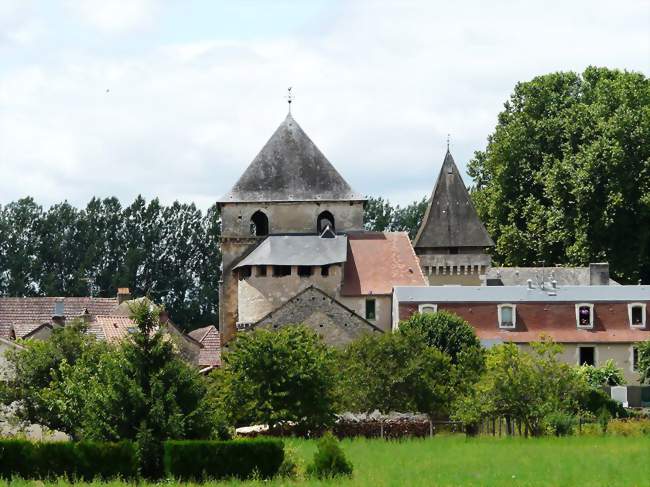 Le clocher de l'église et une tour du château de Conty, au-dessus des toits du bourg - Coulaures (24420) - Dordogne