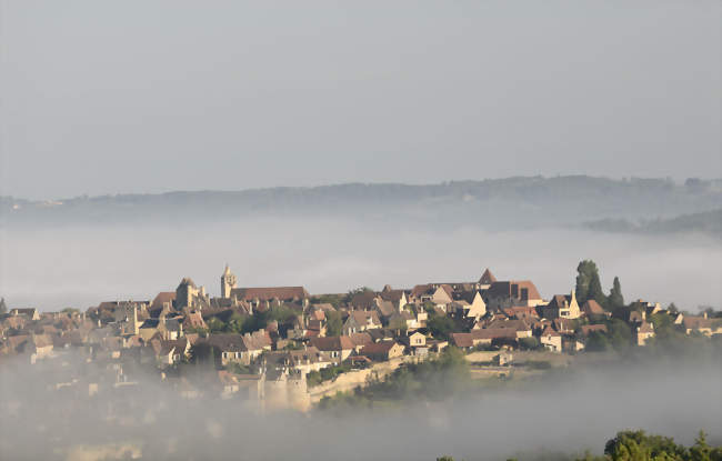 La bastide de Domme dans la brume matinale - Domme (24250) - Dordogne