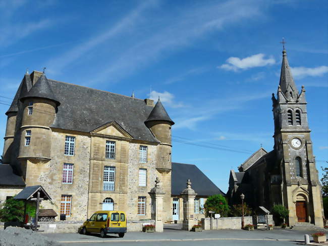 Le château et l'église de Dussac - Dussac (24270) - Dordogne