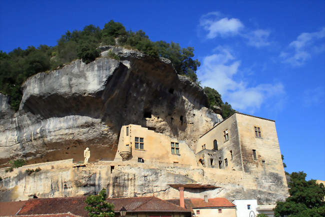 L'Homme primitif de Paul Dardé et le Château de Tayac, abritant une partie du Musée national de Préhistoire - Les Eyzies-de-Tayac-Sireuil (24620) - Dordogne