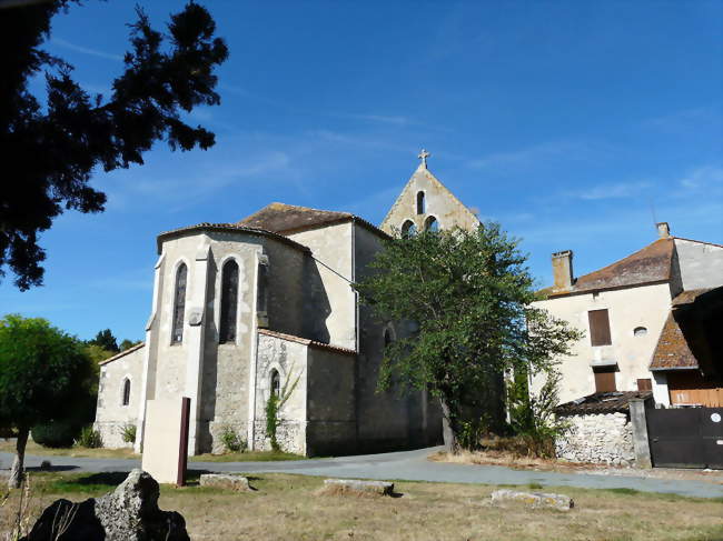 L'église Saint-Jean-Baptiste dans le village de Fonroque - Fonroque (24500) - Dordogne