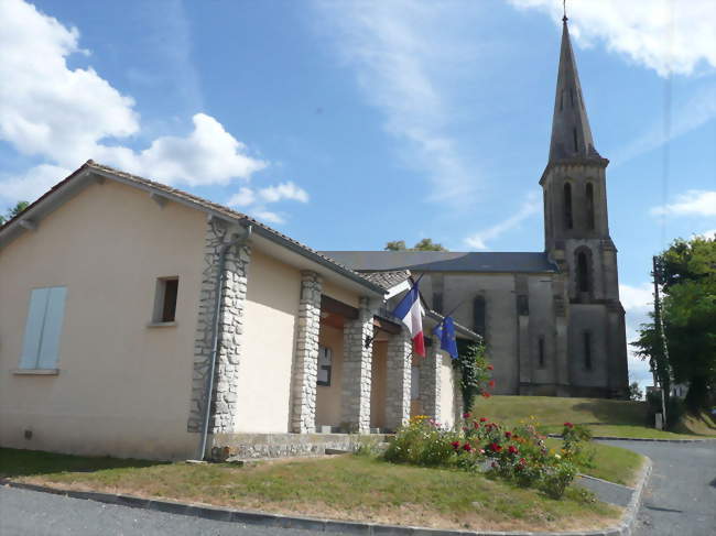 La mairie et l'église de Fraisse - Fraisse (24130) - Dordogne