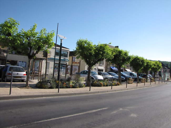 La route départementale 6089 dans sa traversée du Lardin-Saint-Lazare - Le Lardin-Saint-Lazare (24570) - Dordogne