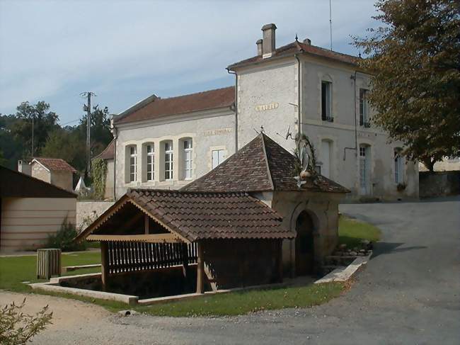 Lavoir et mairie de Laveyssiere - Laveyssière (24130) - Dordogne
