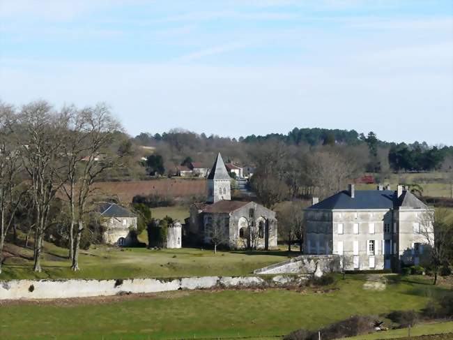 Le château et l'église abbatiale sur le site de l'ancienne abbaye de Ligueux - Ligueux (24460) - Dordogne