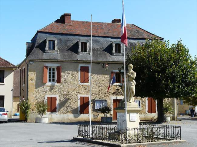Le monument aux morts et la mairie de Mauzac-et-Grand-Castang - Mauzac-et-Grand-Castang (24150) - Dordogne