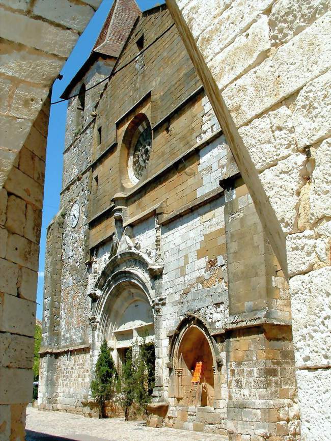 Église Saint-Dominique - Façade occidentale vue d'une cornière de la place - Monpazier (24540) - Dordogne