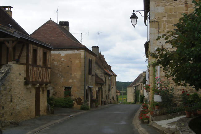 La rue principale de Monsac - Monsac (24440) - Dordogne
