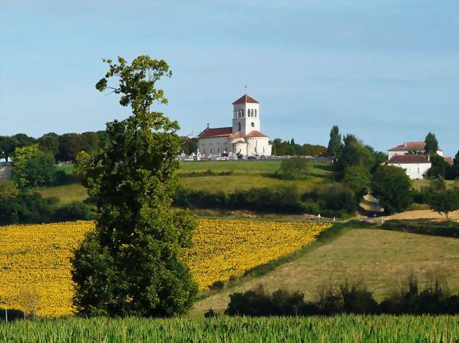 Dominant les alentours, l'église de Montagrier - Montagrier (24350) - Dordogne
