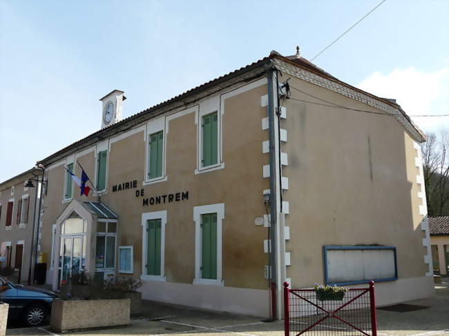 La mairie de Montrem, à Montanceix - Montrem (24110) - Dordogne