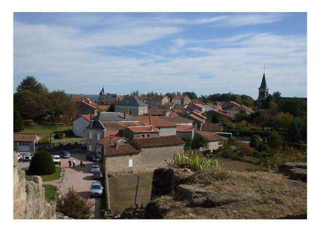 Le bourg de Piégut vu depuis la tour qui le domine - Piégut-Pluviers (24360) - Dordogne