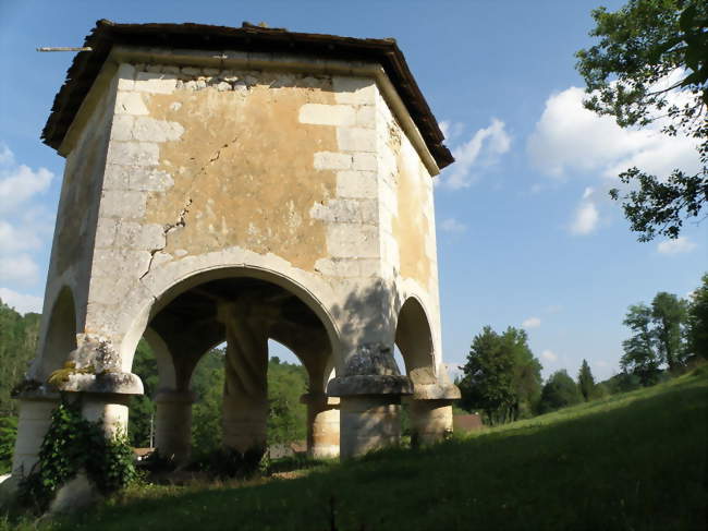 Le « pigeonnier » de Queyssac est, en fait, un silo à grains - Queyssac (24140) - Dordogne