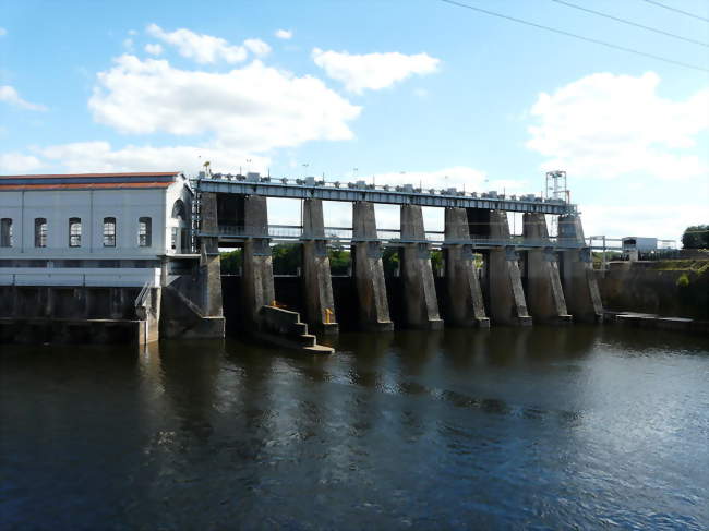 Le barrage de Tuilières sur la Dordogne, entre Saint-Capraise-de-Lalinde à gauche, et Saint-Agne à droite - Saint-Agne (24520) - Dordogne