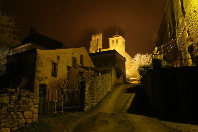 Vue nocturne du village et l'église en arrière-plan - Saint-Avit-Sénieur (24440) - Dordogne