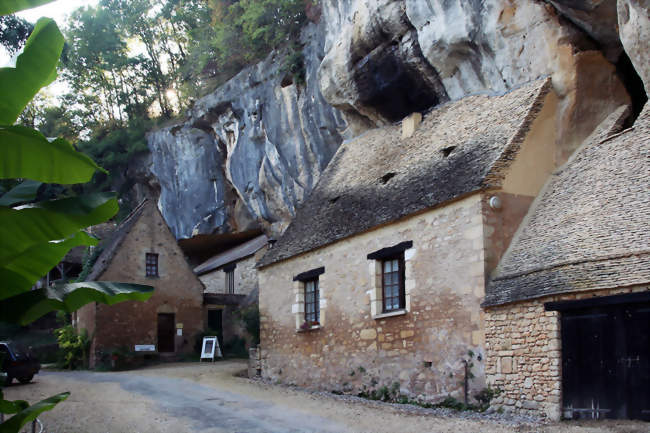 Le haut du village de saint-Cirq, près de la grotte du Sorcier - Saint-Cirq (24260) - Dordogne