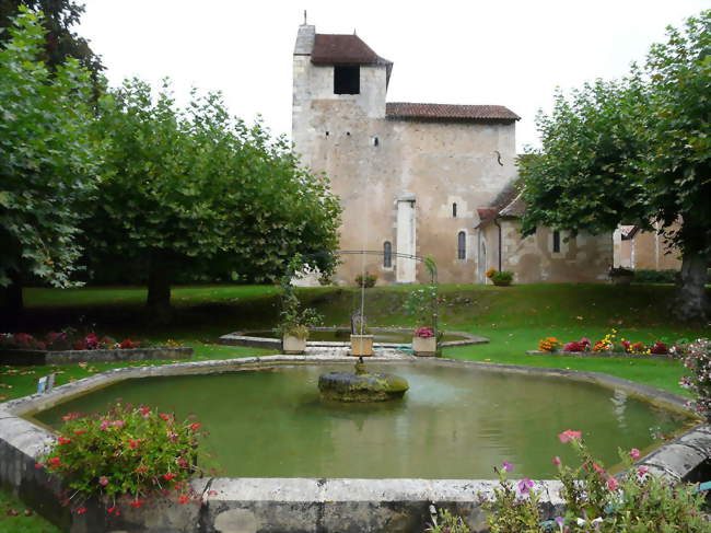 Fontaines et parc devant l'église de Saint-Hilaire-d'Estissac - Saint-Hilaire-d'Estissac (24140) - Dordogne
