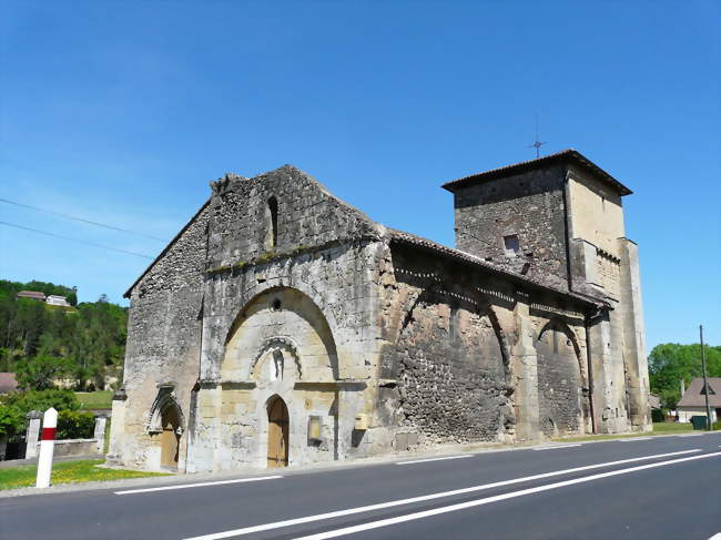 L'église Notre-Dame de l'Assomption au ras de l'ancienne RN 89 - Sainte-Marie-de-Chignac (24330) - Dordogne