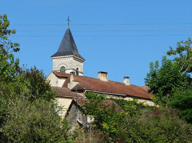 Le clocher de l'église au-dessus des toits du village de Saint-Michel-de-Villadeix - Saint-Michel-de-Villadeix (24380) - Dordogne