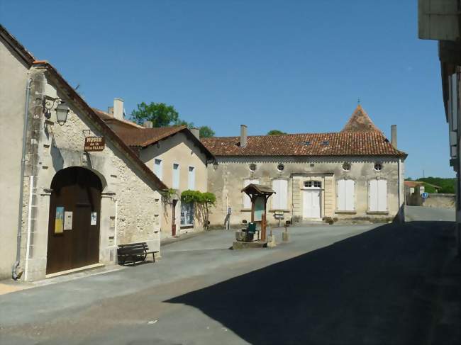 La place du village et le musée de Saint-Privat-des-Prés - Saint-Privat-des-Prés (24410) - Dordogne