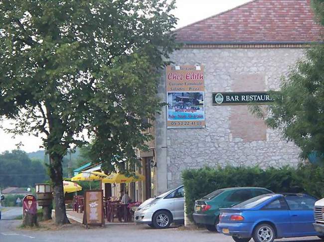 La place principale du village de Sainte-Sabine-Born - Sainte-Sabine-Born (24440) - Dordogne