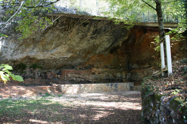 L'abri sous roche de la Ferrassie, site néandertalien il y a environ 35 000 ans - Savignac-de-Miremont (24260) - Dordogne