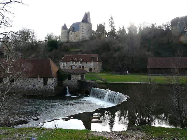 L'Auvézère au pied du château de la Forge et des bâtiments de la forge - Savignac-Lédrier (24270) - Dordogne