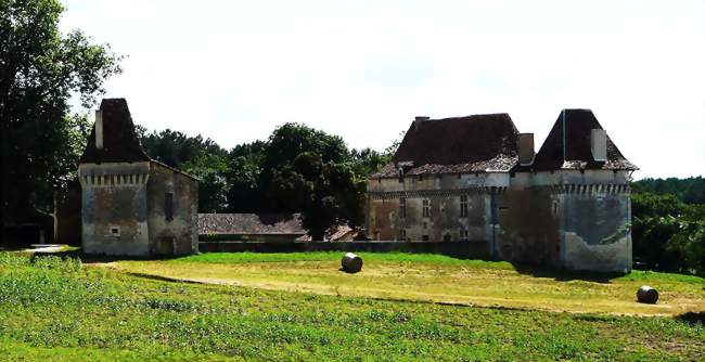 À l'entrée du bourg de Segonzac, le château de la Martinie - Segonzac (24600) - Dordogne