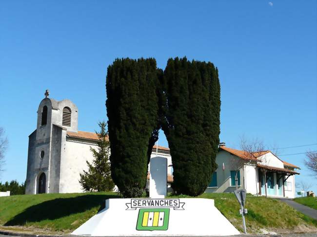 L'église et la mairie de Servanches - Servanches (24410) - Dordogne