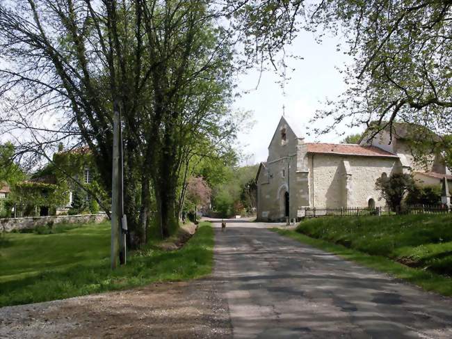 La route principale et l'église de Soudat - Soudat (24360) - Dordogne