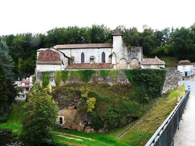 Surplombant l'Isle, l'église Saint-Pierre et Saint-Paul de Sourzac - Sourzac (24400) - Dordogne