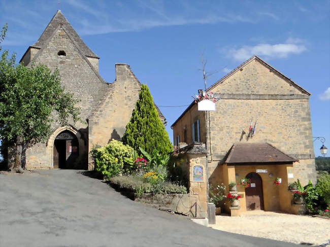 L'église, le petit musée de la Préhistoire et la mairie de Tamniès - Tamniès (24620) - Dordogne