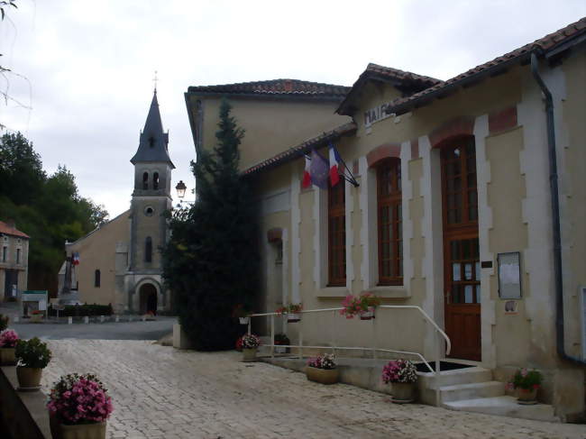 La mairie et l'église de Teyjat - Teyjat (24300) - Dordogne