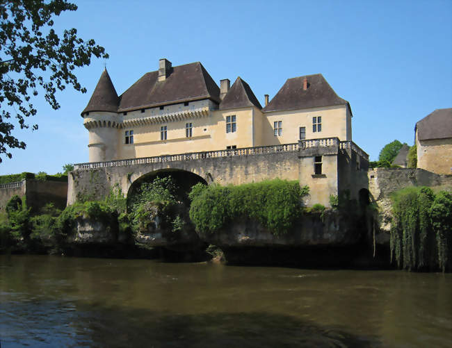 Le château de Losse au bord de la Vézère - Thonac (24290) - Dordogne