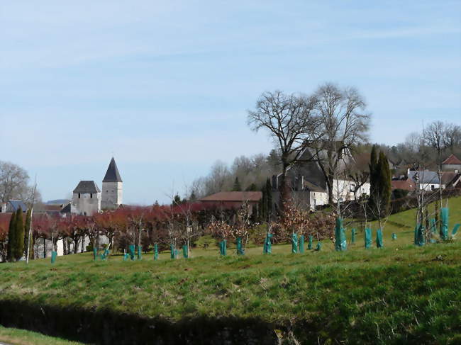 Le bourg de Tourtoirac et ses deux clochers - Tourtoirac (24390) - Dordogne