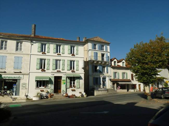 La place centrale de Verteillac - Verteillac (24320) - Dordogne