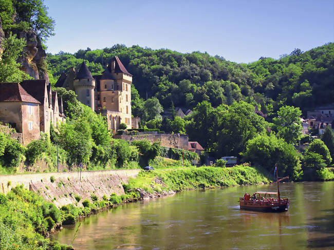 Le château de la Malartrie au bord de la Dordogne - Vézac (24220) - Dordogne