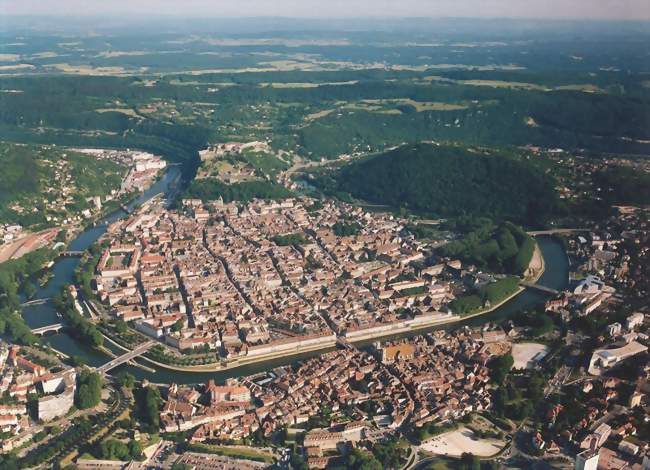 Vue aérienne de Besancon, de la Boucle du Doubs et de la Citadelle de Besancon (Photo JP TUPIN)