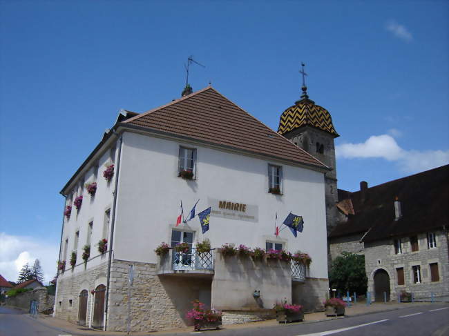la mairie de Boussières, en arrière plan le clocher - Boussières (25320) - Doubs