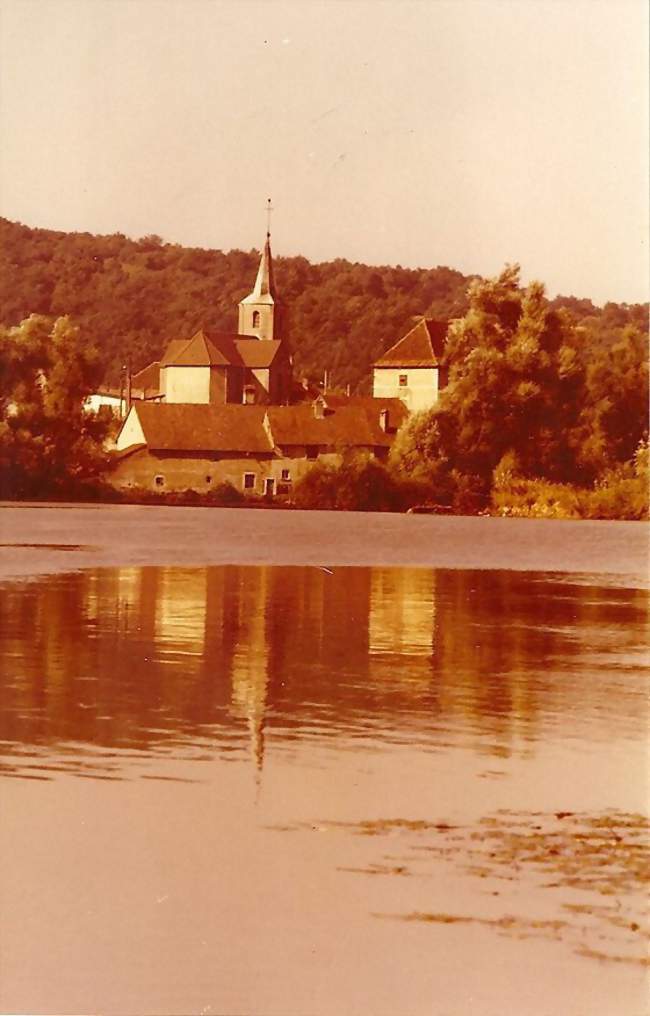 Vue de l'église et du château depuis la rive du Doubs - Dampierre-sur-le-Doubs (25420) - Doubs