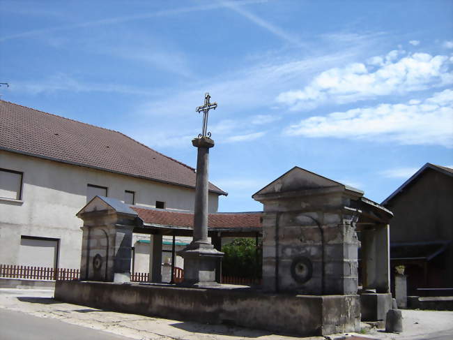 La fontaine semi-circulaire de Maximien Painchaux en 1826 - Épeugney (25290) - Doubs