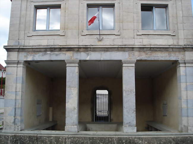 La mairie-lavoir de Gennes - Gennes (25660) - Doubs