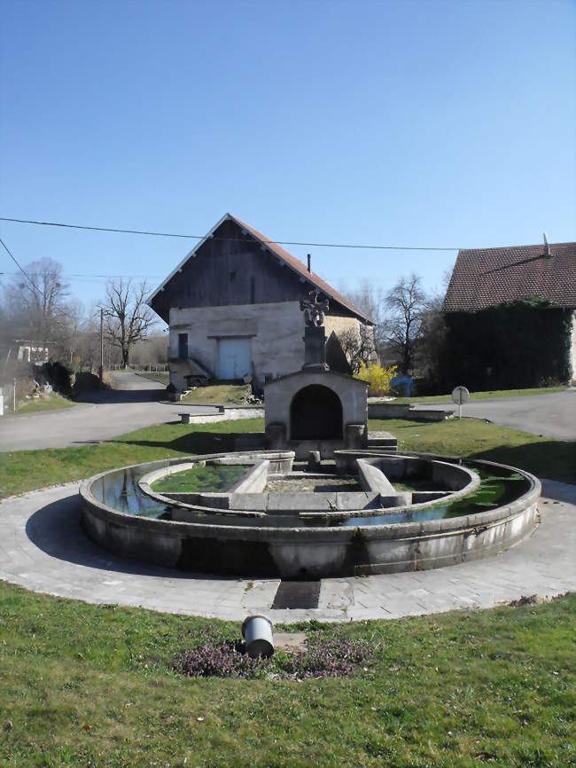 Fontaine et croix à Germéfontaine - Germéfontaine (25510) - Doubs